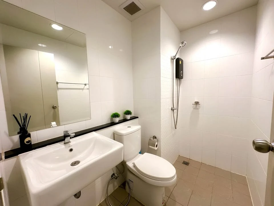For rent: Unio Sukhumvit 72, 1st-2nd floor, duplex style, quiet, comfortable, can walk to the garden and swimming pool. Reserve now.