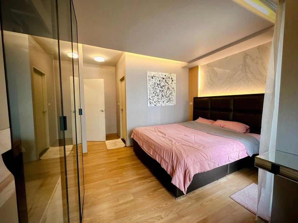 For rent: Unio Sukhumvit 72, 1st-2nd floor, duplex style, quiet, comfortable, can walk to the garden and swimming pool. Reserve now.
