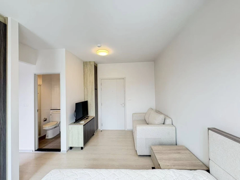 For rent: Unio Sukhumvit 72, a nice room on the 7th floor, fully furnished and equipped with appliances. Just bring your bags and move in!