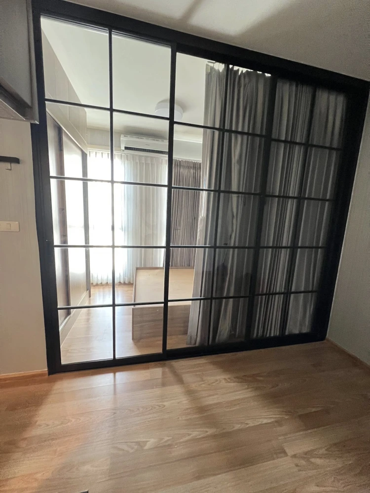 For rent: Unio Sukhumvit 72, a nice room with beautiful wallpaper. Comes with complete furniture. Don't miss it.