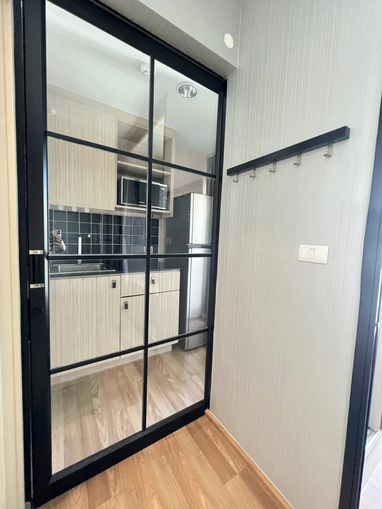 For rent: Unio Sukhumvit 72, a nice room with beautiful wallpaper. Comes with complete furniture. Don't miss it.