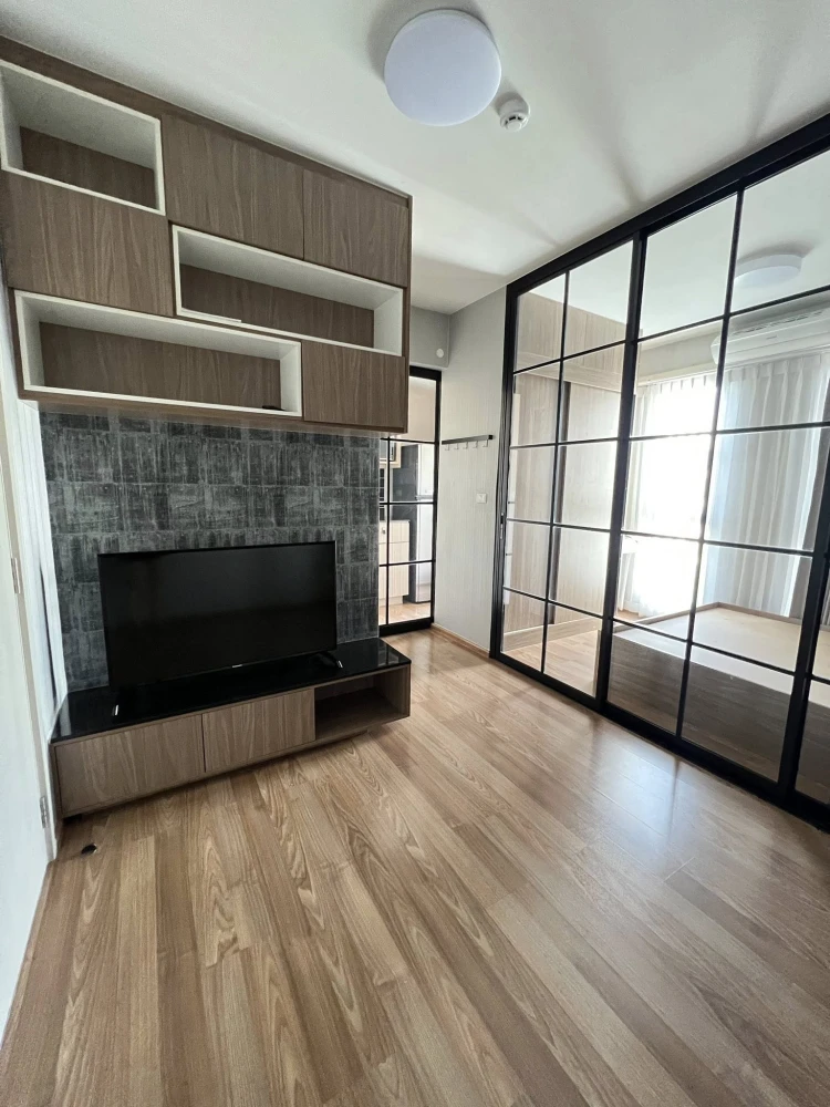 For rent: Unio Sukhumvit 72, a nice room with beautiful wallpaper. Comes with complete furniture. Don't miss it.
