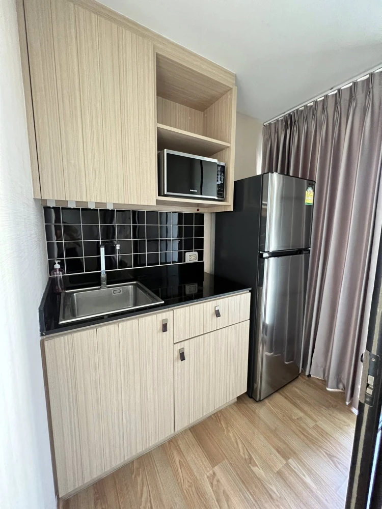 For rent: Unio Sukhumvit 72, a nice room with beautiful wallpaper. Comes with complete furniture. Don't miss it.