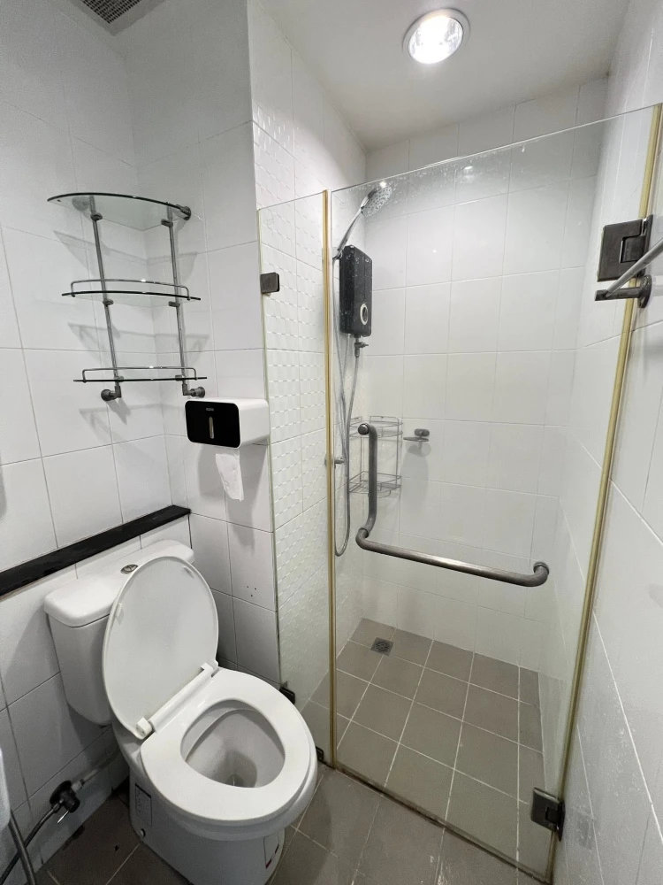 For rent: Unio Sukhumvit 72, a nice room with beautiful wallpaper. Comes with complete furniture. Don't miss it.