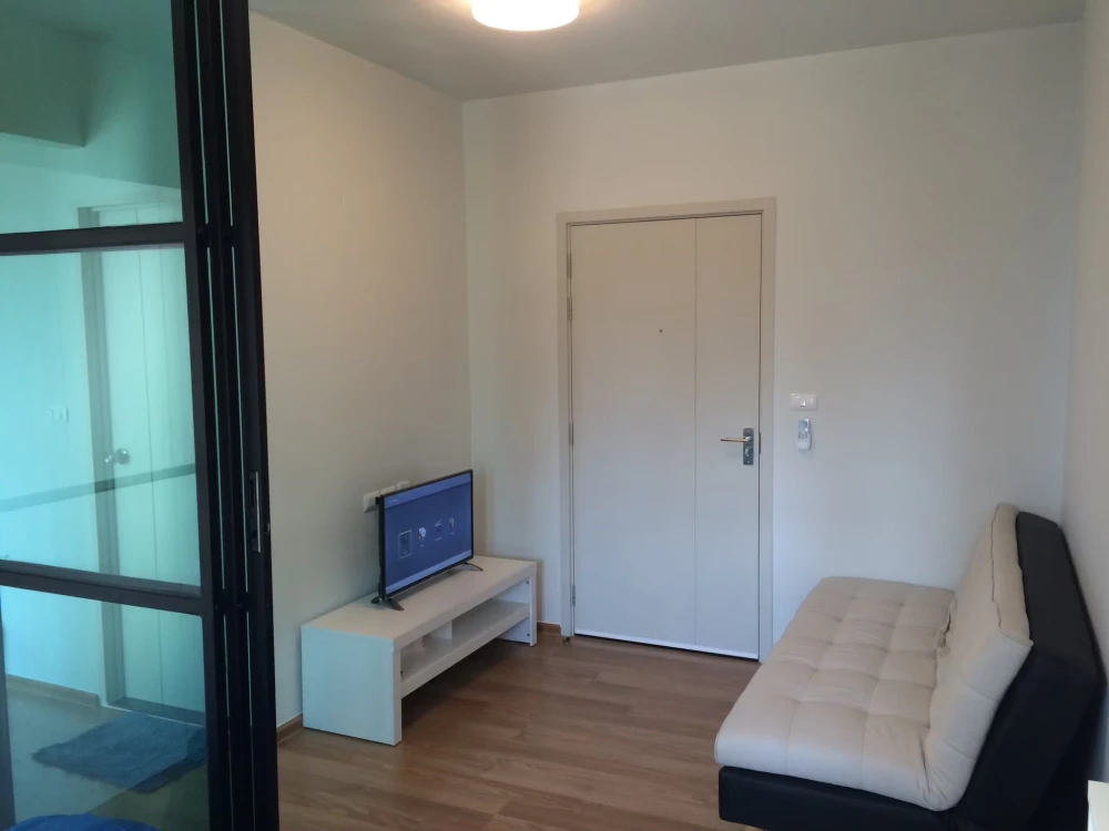 For rent: Unio Sukhumvit 72, nice room, good location, comes with complete furniture and facilities. Don't miss it.