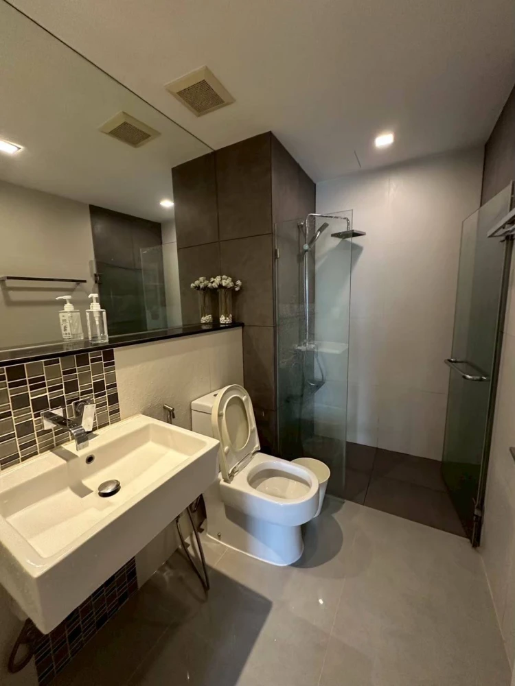 for rent Urbano Absolute Sathon-Taksin for sale. Beautifully decorated room, clear IconSiam view, fully furnished, ready to move in