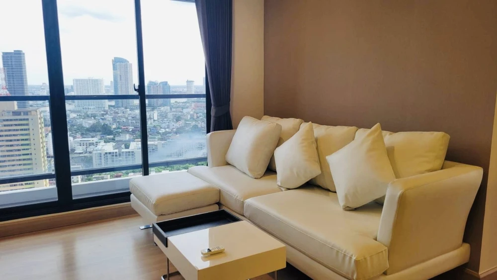 For rent: Urbano Absolute Sathorn-Taksin, corner room, no buildings blocking the view on either side, high floor, Chao Phraya River view, ready to mov
