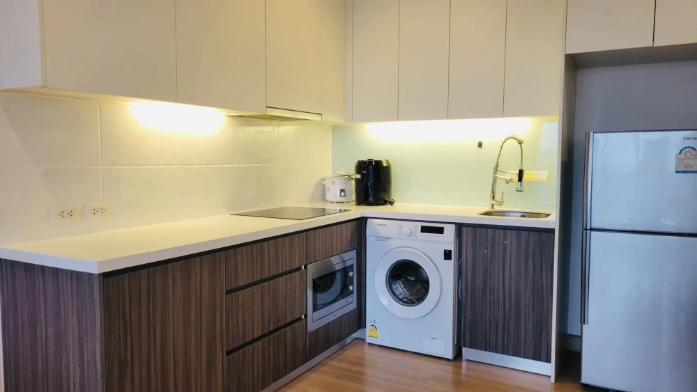 For rent: Urbano Absolute Sathorn-Taksin, corner room, no buildings blocking the view on either side, high floor, Chao Phraya River view, ready to mov