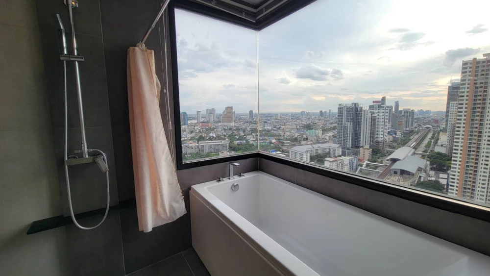 For rent: Urbano Absolute Sathorn-Taksin, corner room, no buildings blocking the view on either side, high floor, Chao Phraya River view, ready to mov