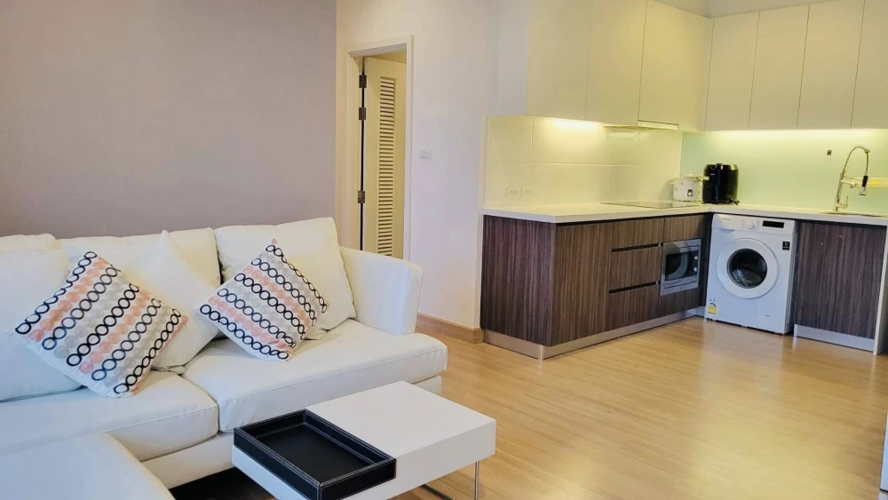 For rent: Urbano Absolute Sathorn-Taksin, corner room, no buildings blocking the view on either side, high floor, Chao Phraya River view, ready to mov
