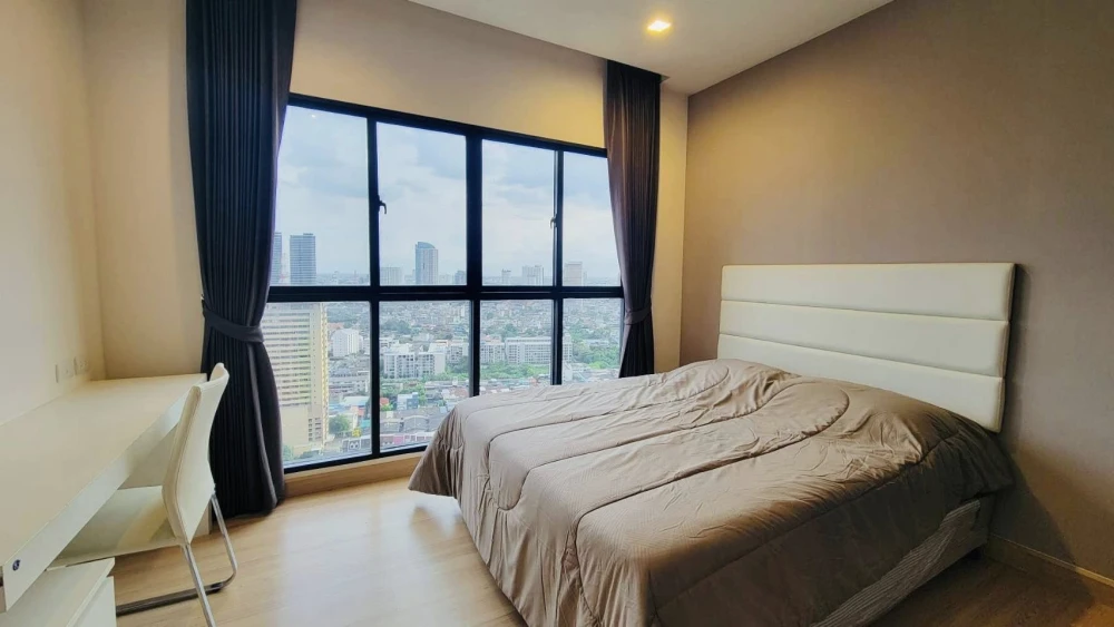 For rent: Urbano Absolute Sathorn-Taksin, corner room, no buildings blocking the view on either side, high floor, Chao Phraya River view, ready to mov