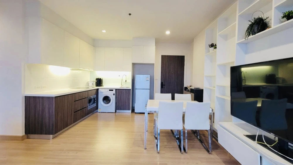 For rent: Urbano Absolute Sathorn-Taksin, corner room, no buildings blocking the view on either side, high floor, Chao Phraya River view, ready to mov