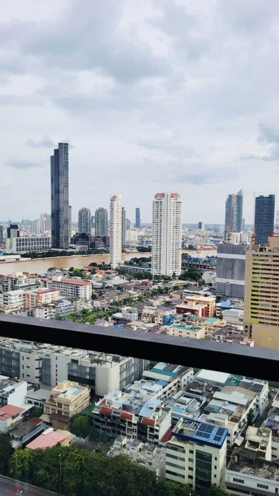 For rent: Urbano Absolute Sathorn-Taksin, corner room, no buildings blocking the view on either side, high floor, Chao Phraya River view, ready to mov