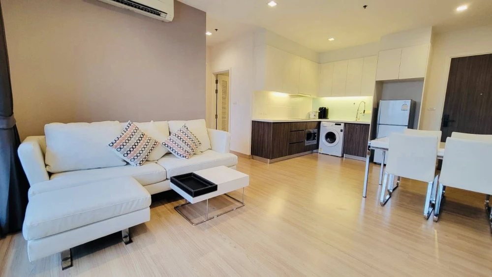 For rent: Urbano Absolute Sathorn-Taksin, corner room, no buildings blocking the view on either side, high floor, Chao Phraya River view, ready to mov