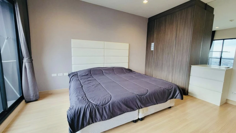 For rent: Urbano Absolute Sathorn-Taksin, corner room, no buildings blocking the view on either side, high floor, Chao Phraya River view, ready to mov