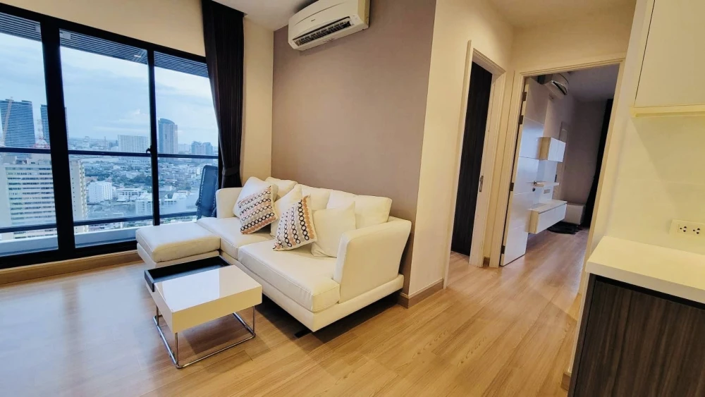 For rent: Urbano Absolute Sathorn-Taksin, corner room, no buildings blocking the view on either side, high floor, Chao Phraya River view, ready to mov
