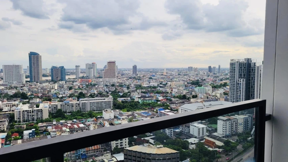 For rent: Urbano Absolute Sathorn-Taksin, corner room, no buildings blocking the view on either side, high floor, Chao Phraya River view, ready to mov
