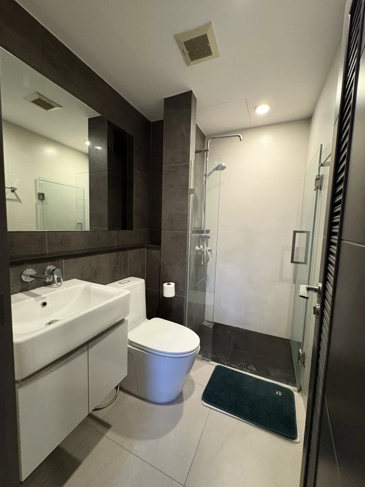 For Rent: Urbano Rajavithi. Features views of the Chao Phraya River and the Parliament. Beautiful, fully furnished unit—ready to move in.