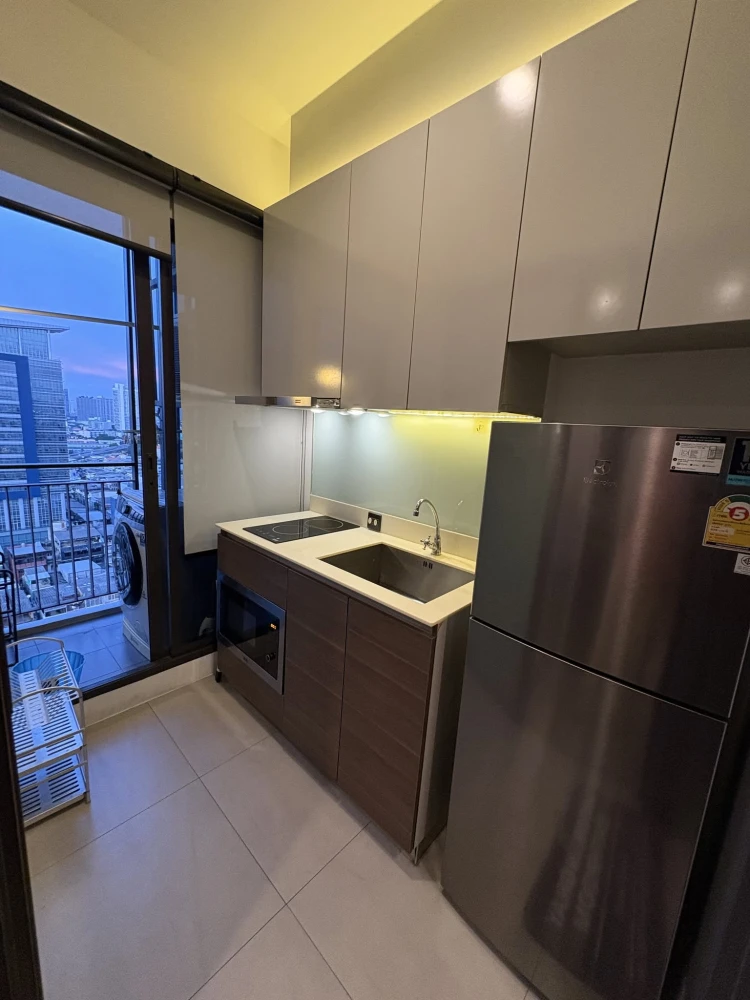 For Rent: Urbano Rajavithi. Features views of the Chao Phraya River and the Parliament. Beautiful, fully furnished unit—ready to move in.