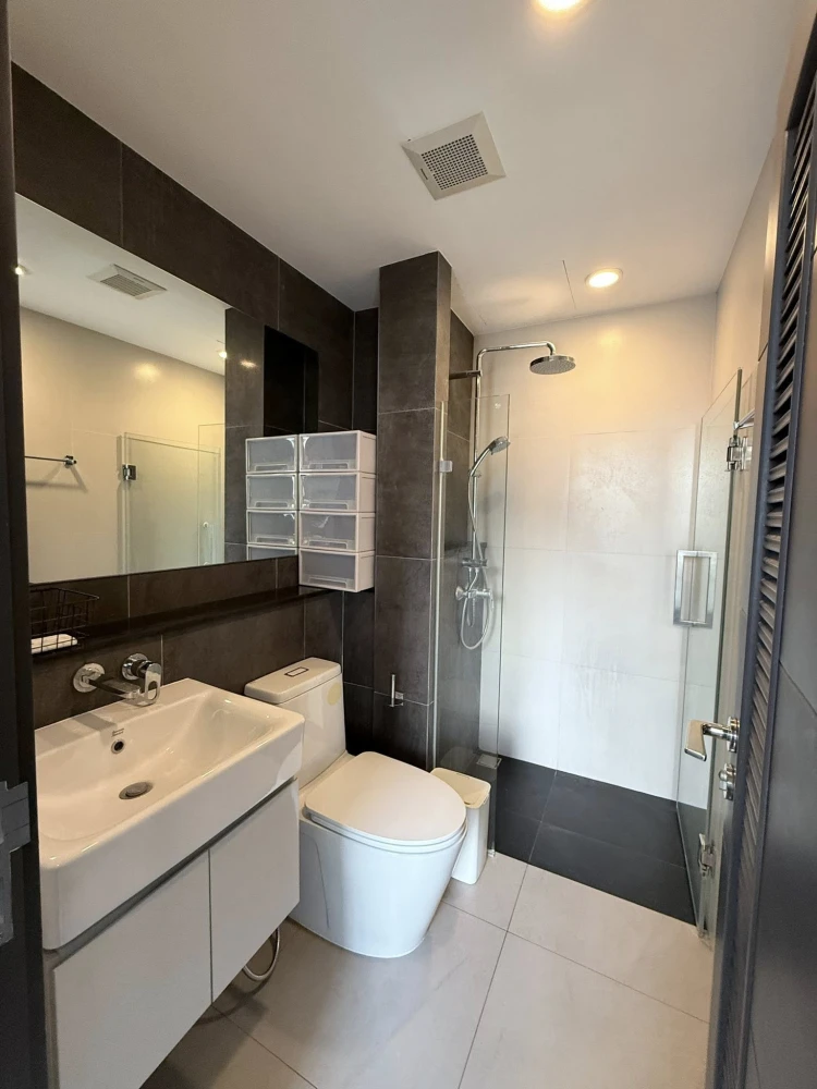 For rent: Urbano Rajavithi, decorated room with a theme, lots of space, complete set of furniture, just bring your bags and move in.