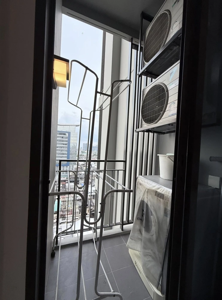 For rent: Urbano Rajavithi, decorated room with a theme, lots of space, complete set of furniture, just bring your bags and move in.