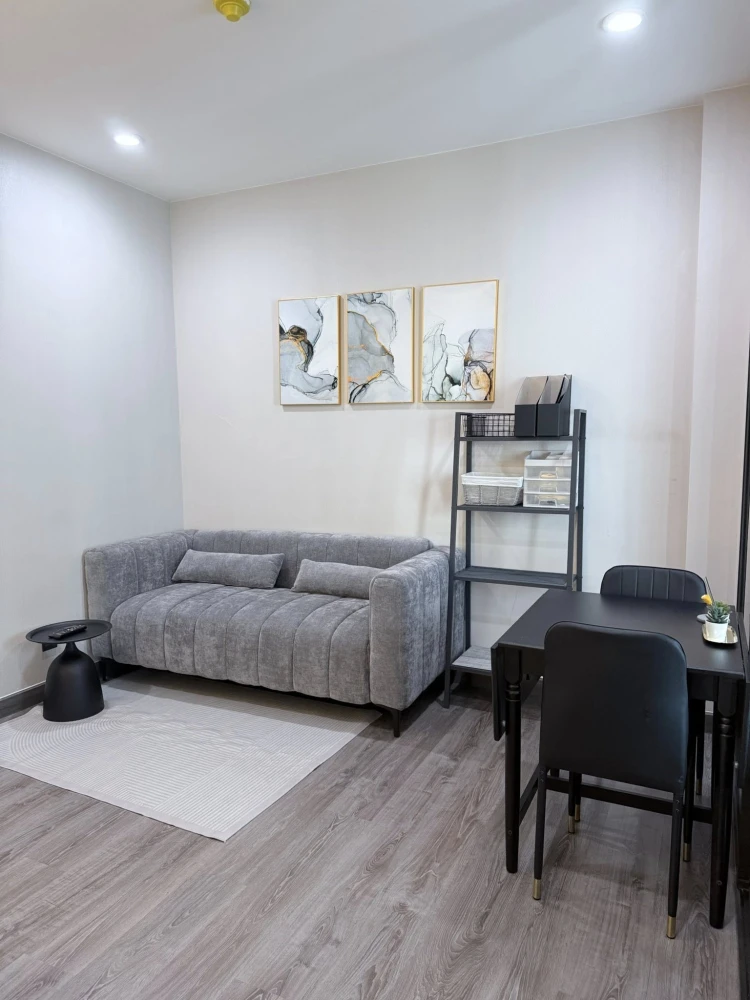 For rent: Urbano Rajavithi, decorated room with a theme, lots of space, complete set of furniture, just bring your bags and move in.