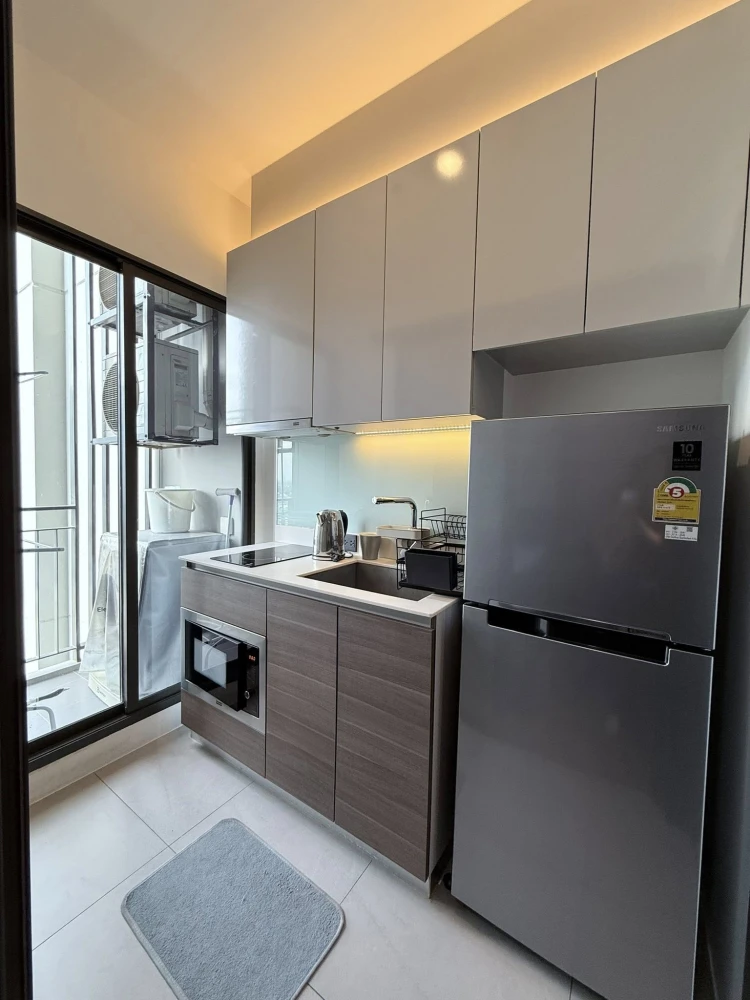 For rent: Urbano Rajavithi, decorated room with a theme, lots of space, complete set of furniture, just bring your bags and move in.