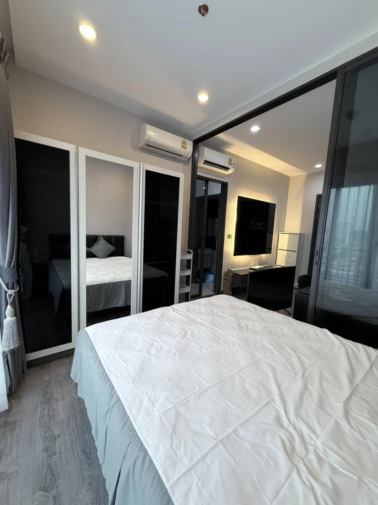 For rent: Urbano Rajavithi, decorated room with a theme, lots of space, complete set of furniture, just bring your bags and move in.