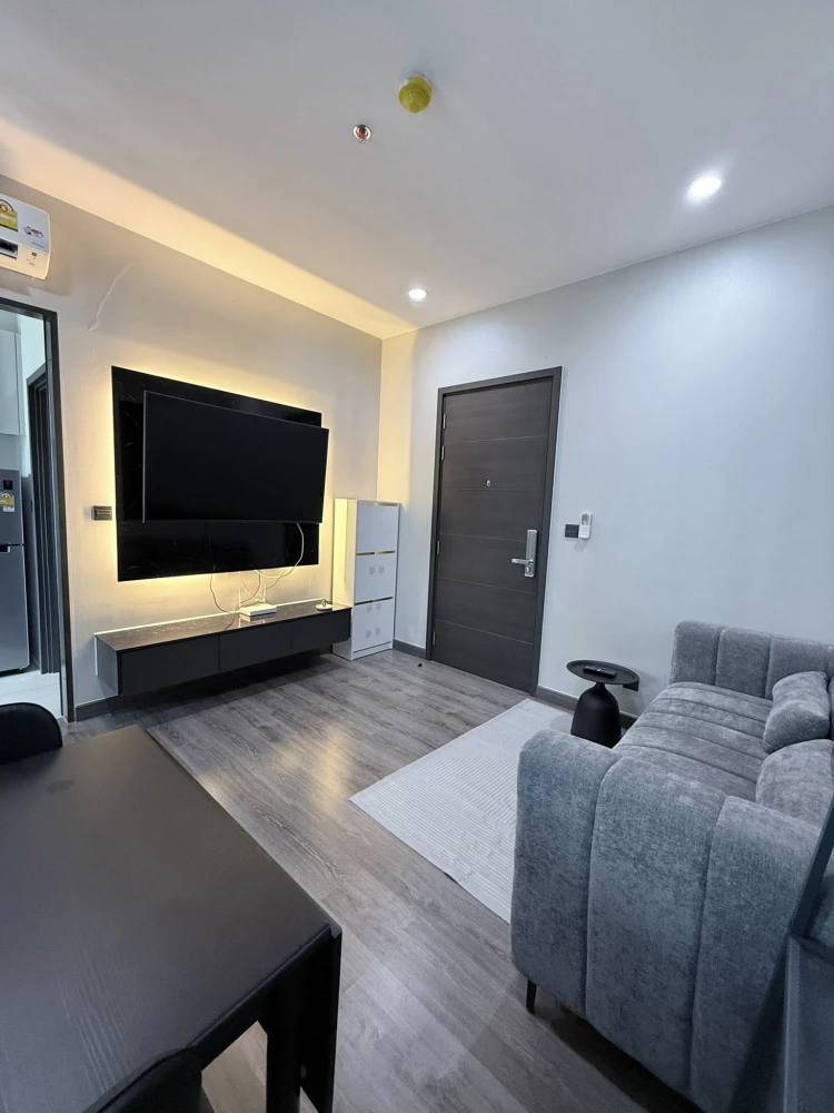 For rent: Urbano Rajavithi, decorated room with a theme, lots of space, complete set of furniture, just bring your bags and move in.