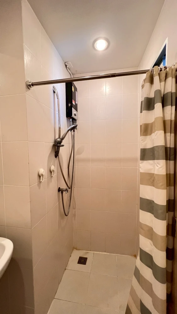 V Condo Ladkrabang for rent, 7th floor unit, fully furnished with appliances. Don't miss out!