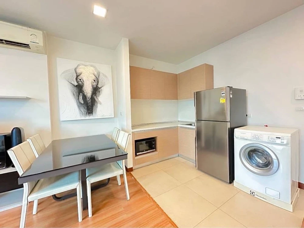 For rent: Vantage Ratchavipha, 1 bedroom, 1 bathroom, spacious living area, great location, convenient transportation. Don't miss out!
