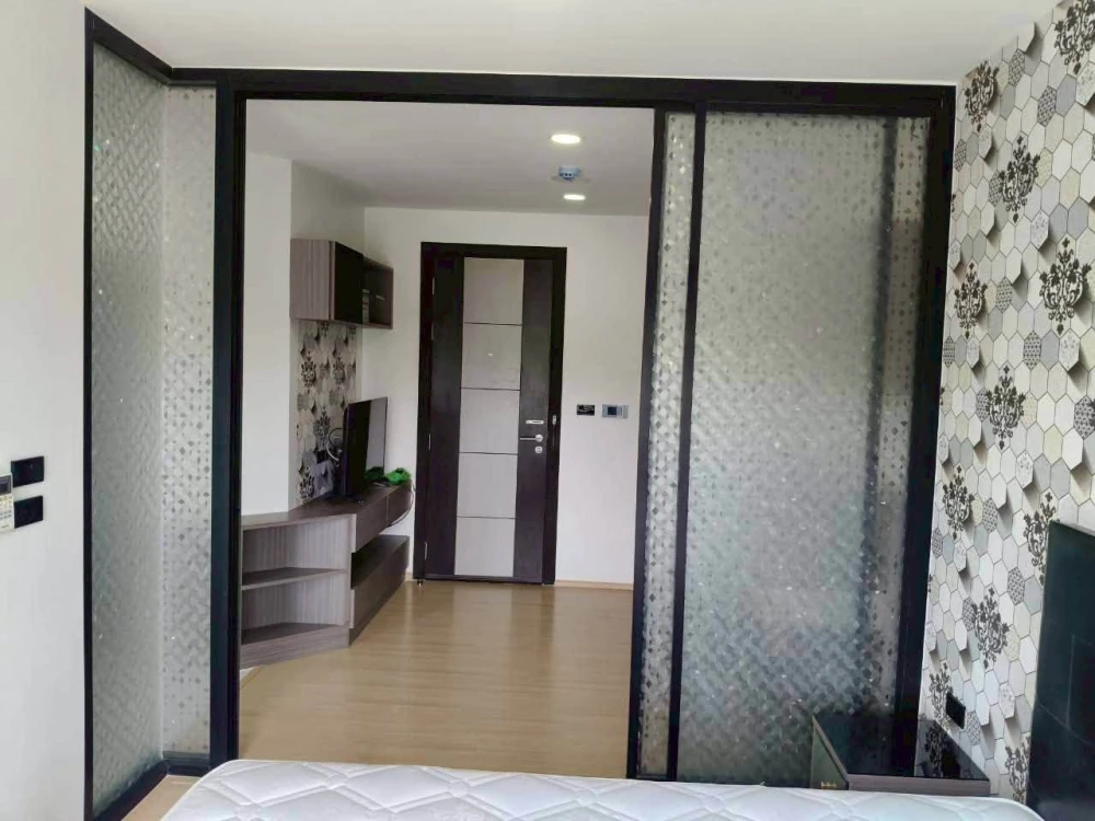 For rent: VIIA 7 Bangna by Apasiri, corner unit, quiet area, high-quality wallpaper, fully furnished. Book now!