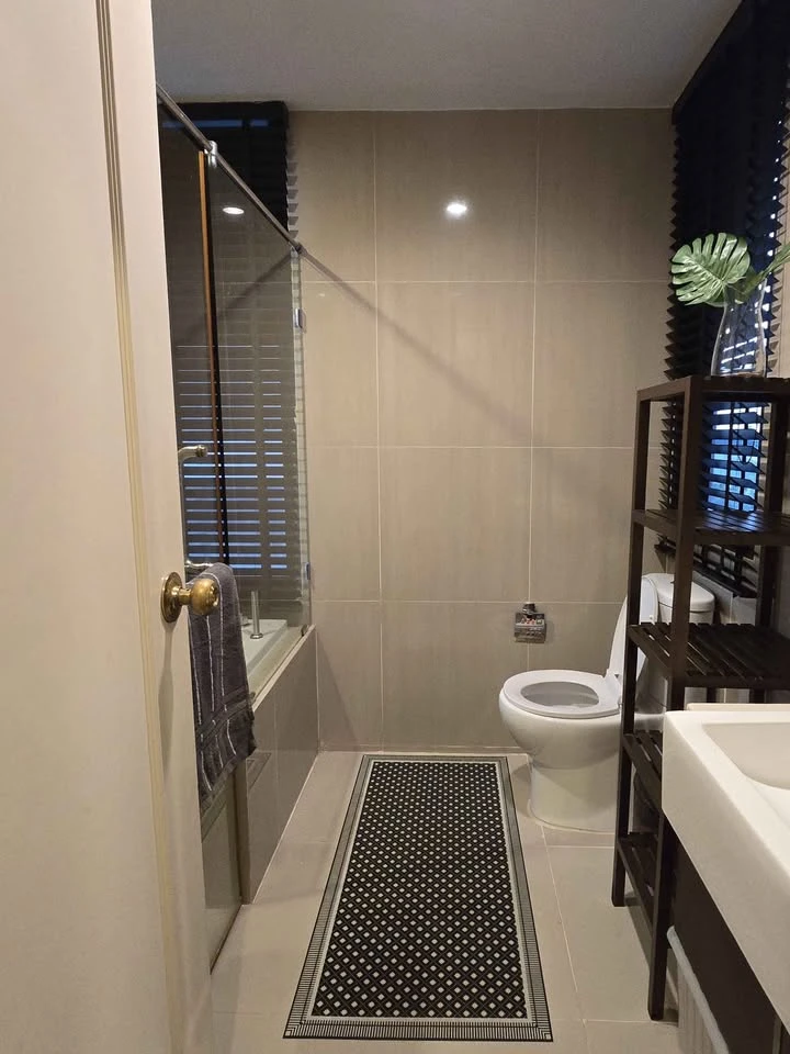 2-bedroom villa for rent in Asoke. Spacious living area, prime location, convenient transportation. Book now!
