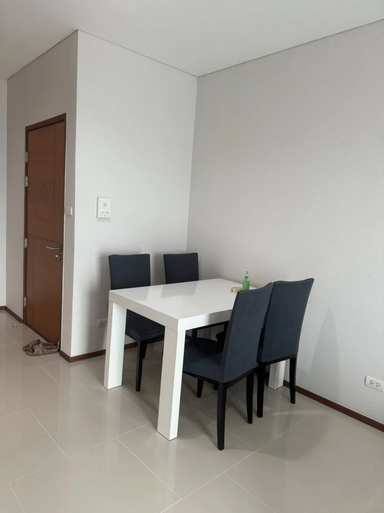 For rent Villa Sathorn, spacious room, lots of usable space, open view, can see the view of Asiatique the Riverfront, book now!