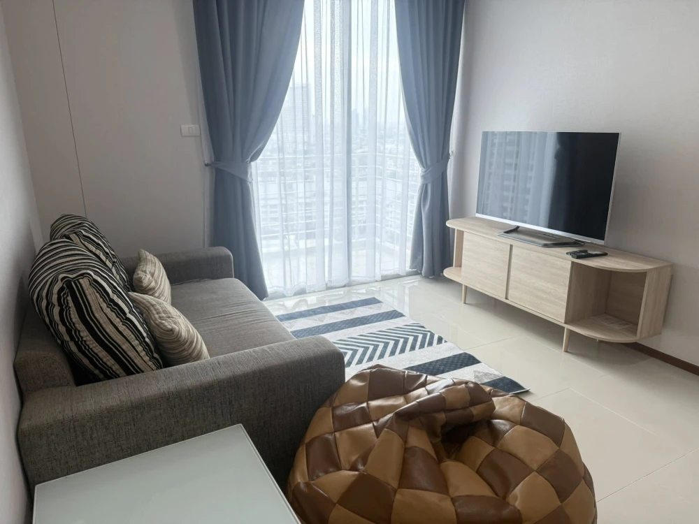 For rent Villa Sathorn, spacious room, lots of usable space, open view, can see the view of Asiatique the Riverfront, book now!