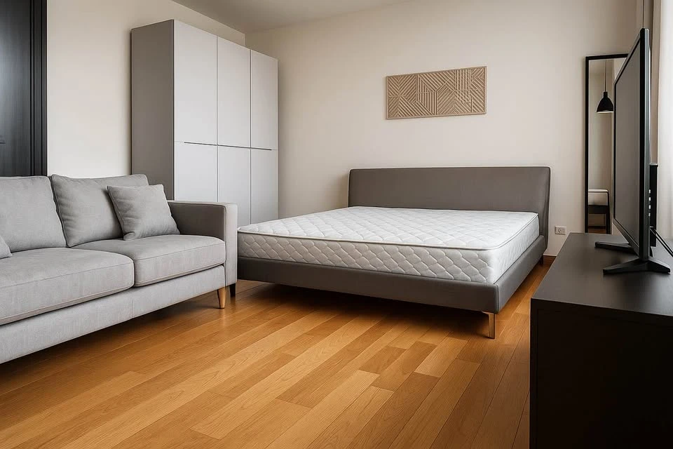 Villa Sathorn for rent, the room has sliding glass doors separating the kitchen and living areas, complete with furniture and appliances, must book.