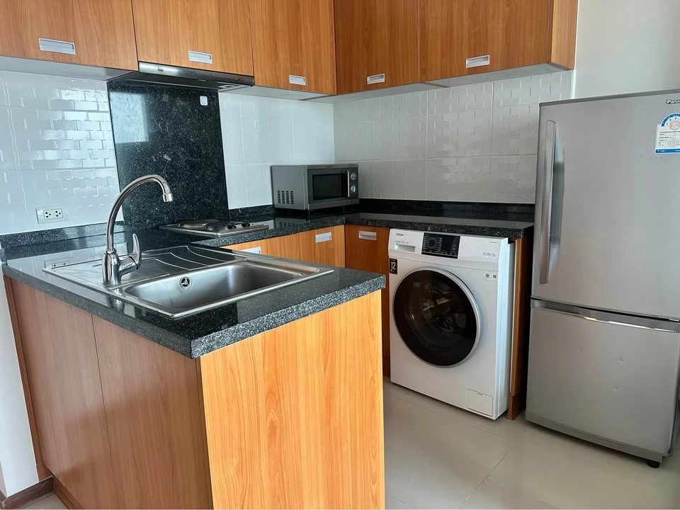 Villa Sathorn for rent, the room has sliding glass doors separating the kitchen and living areas, complete with furniture and appliances, must book.