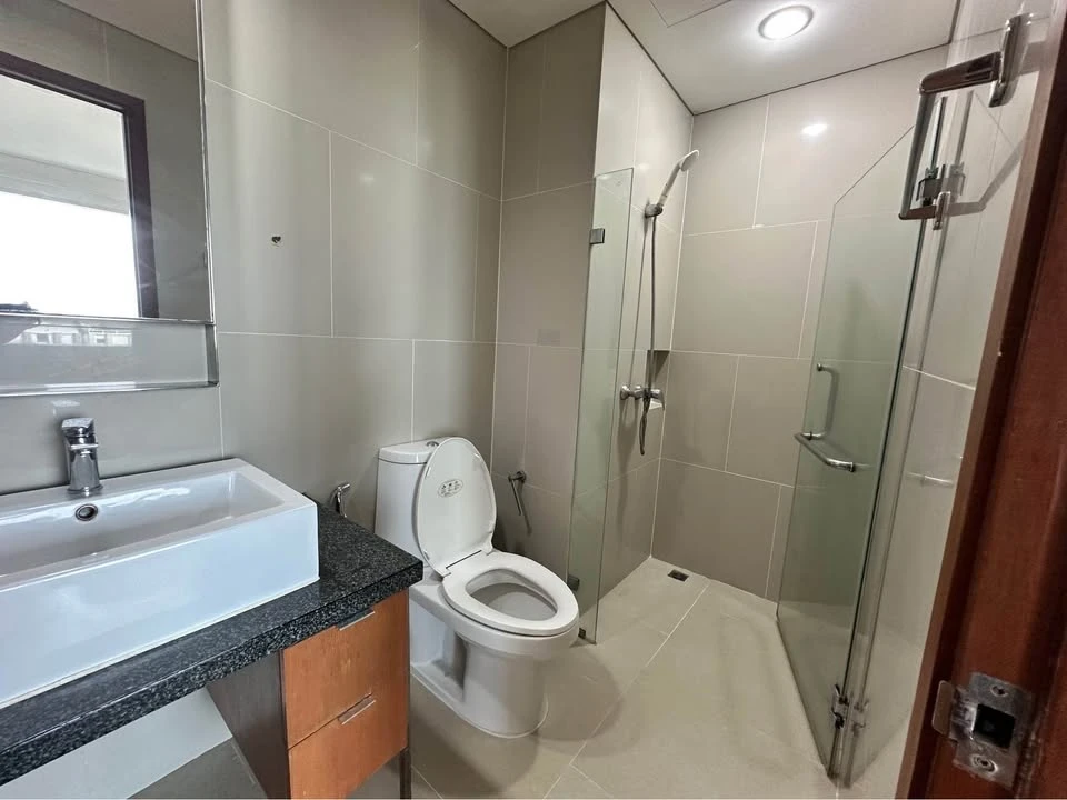 Villa Sathorn for rent, the room has sliding glass doors separating the kitchen and living areas, complete with furniture and appliances, must book.