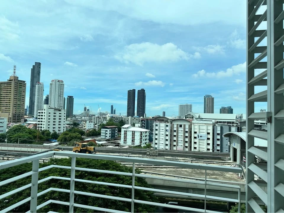Villa Sathorn for rent, the room has sliding glass doors separating the kitchen and living areas, complete with furniture and appliances, must book.