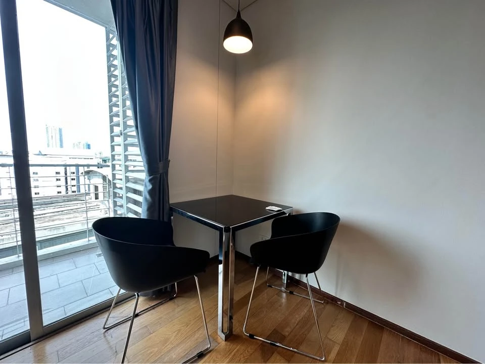 Villa Sathorn for rent, the room has sliding glass doors separating the kitchen and living areas, complete with furniture and appliances, must book.