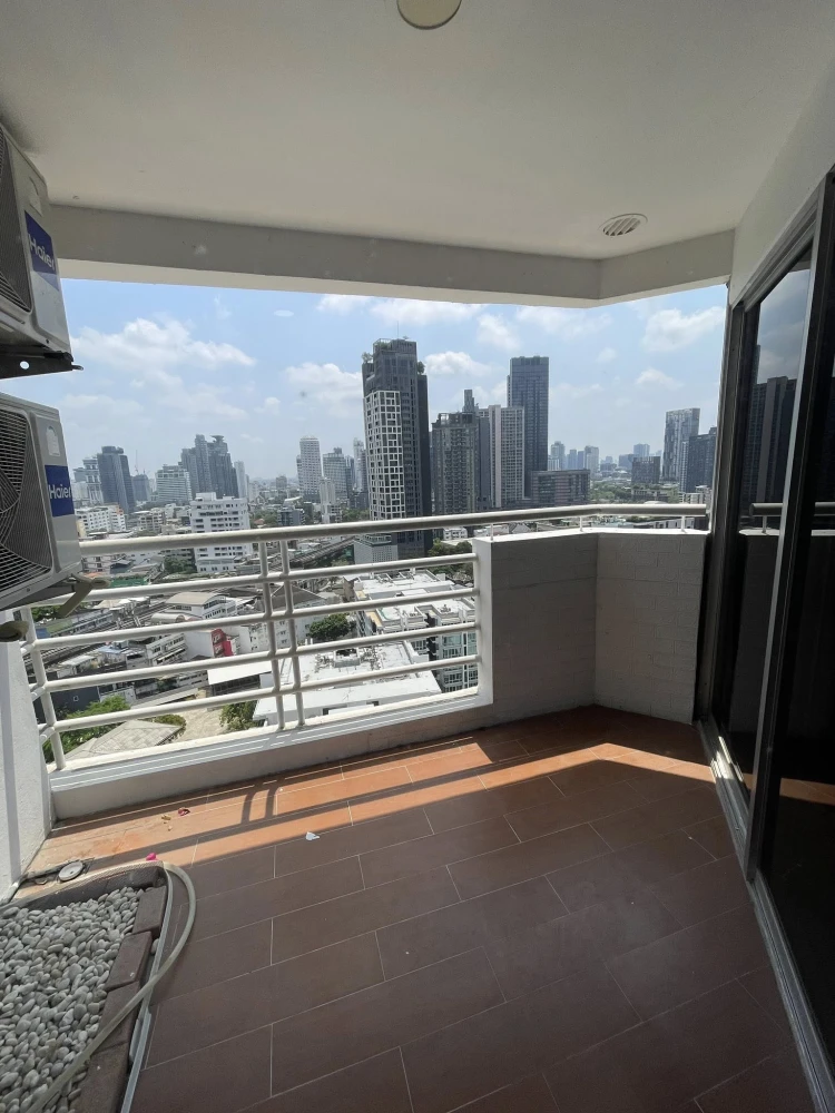 For rent: Waterford Diamond Sukhumvit 30/1, 18th floor. Beautiful and comfortable unit. Book now!