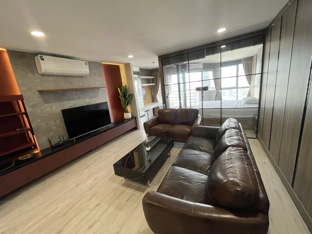 For rent: Waterford Diamond Sukhumvit 30/1, 18th floor. Beautiful and comfortable unit. Book now!