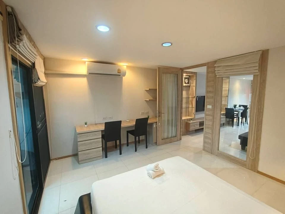 For rent: Waterford Diamond Sukhumvit 30/1, very spacious room, lots of usable space, fully furnished, must book.