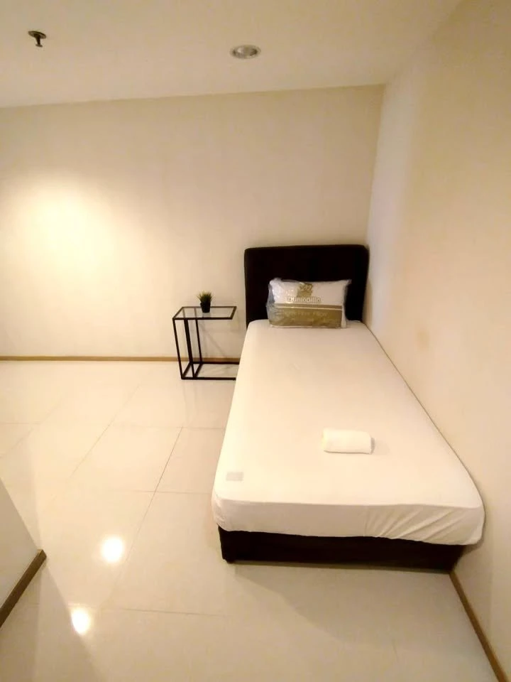 For rent: Waterford Diamond Sukhumvit 30/1, very spacious room, lots of usable space, fully furnished, must book.