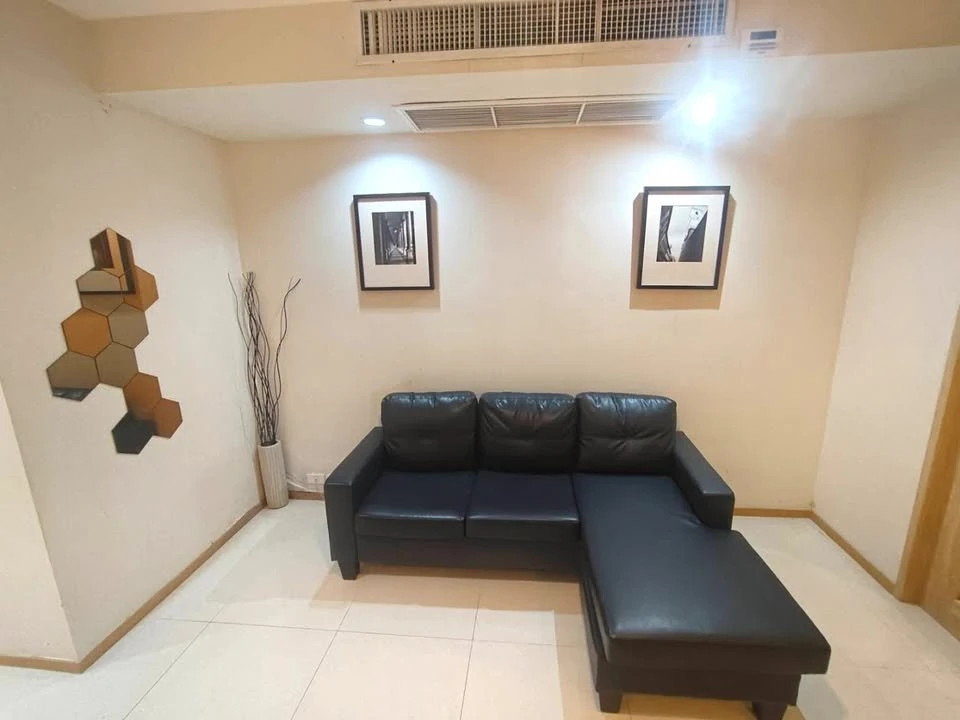 For rent: Waterford Diamond Sukhumvit 30/1, very spacious room, lots of usable space, fully furnished, must book.