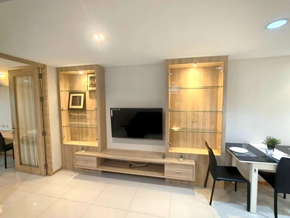 For rent: Waterford Diamond Sukhumvit 30/1, very spacious room, lots of usable space, fully furnished, must book.