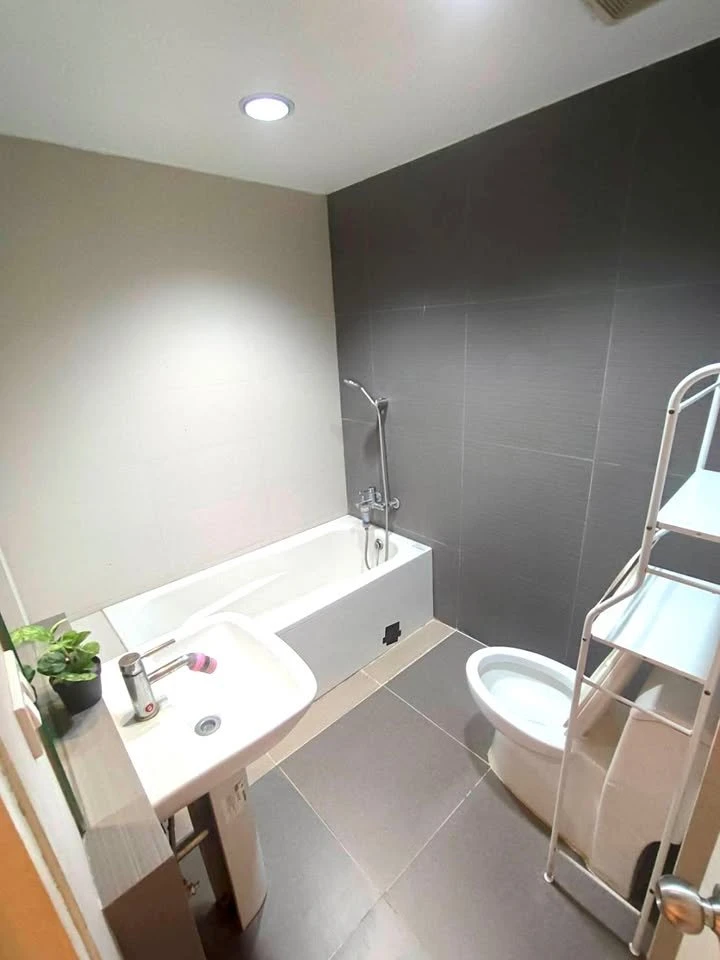For rent: Waterford Diamond Sukhumvit 30/1, very spacious room, lots of usable space, fully furnished, must book.