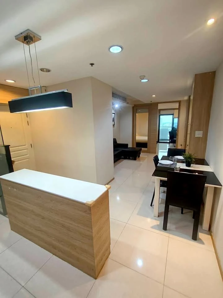 For rent: Waterford Diamond Sukhumvit 30/1, very spacious room, lots of usable space, fully furnished, must book.