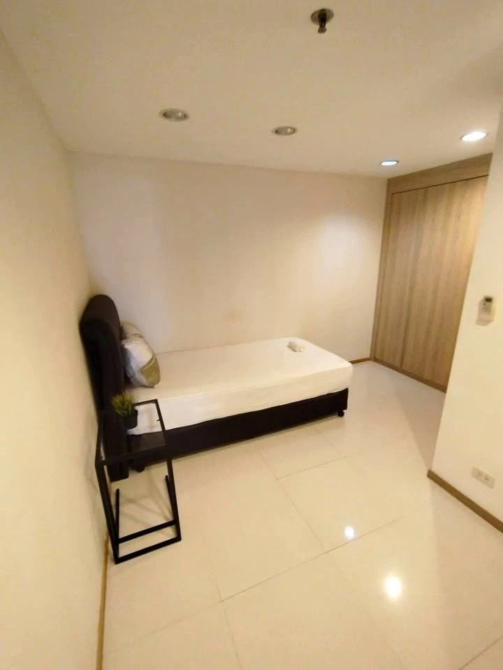 For rent: Waterford Diamond Sukhumvit 30/1, very spacious room, lots of usable space, fully furnished, must book.