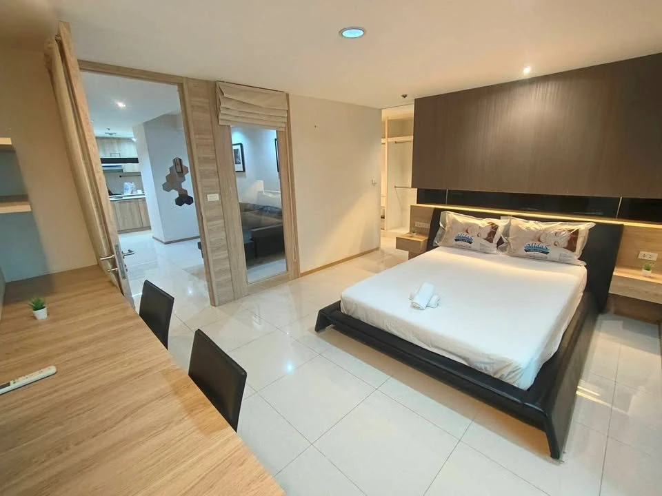 For rent: Waterford Diamond Sukhumvit 30/1, very spacious room, lots of usable space, fully furnished, must book.